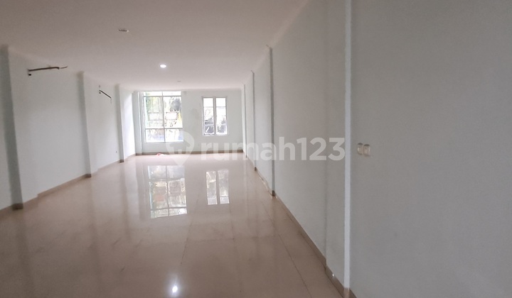 3-Story Shop House Ready for Rent in Villa Melati Mas, South Tangerang 2
