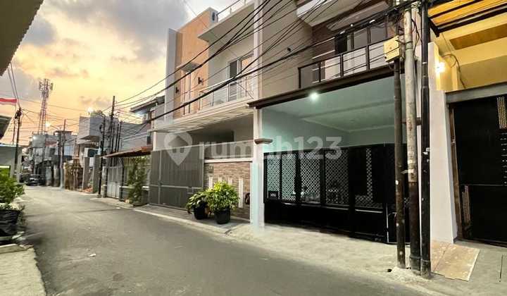 New House, In the City Center, Flood-Free, Rare Find, New Market 2