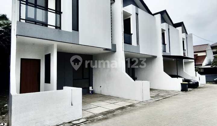 Dijual Rumah Mewah Minimalis 2Lt dengan Harga 1.350M