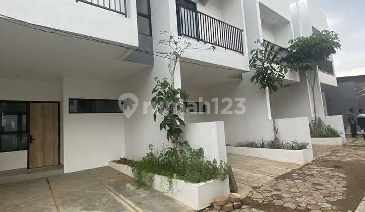 Rumah Baru 2 Lantai 900 Jtan di Ciracas Sekat LRT Rumah Baru 2 Lantai 900 Jtan di Ciracas Sekat LRT