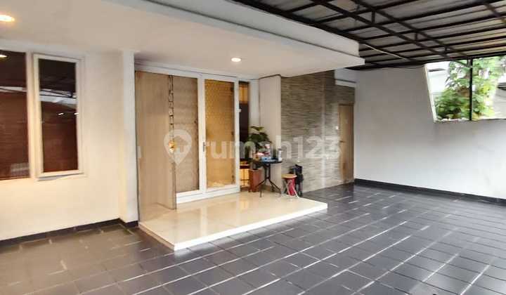 Hot Sale Janur Elok Kelapa Gading 3-Story House Ready to Occupy 9 X 17 Hot Sale Janur Elok Kelapa Gading 3-Story House Ready to Occupy 9 X 17