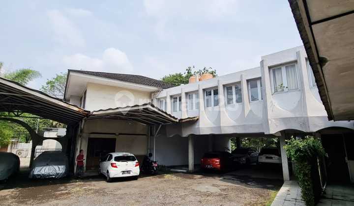 Old House For Sale, Land Area Calculated with Spacious Yard - Patra Area, South Jakarta