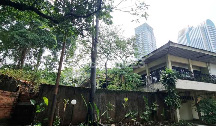 Dijual Rumah Lama Hitung Tanah dengan Halaman Luas - Kawasan Patra, Jakarta Selatan