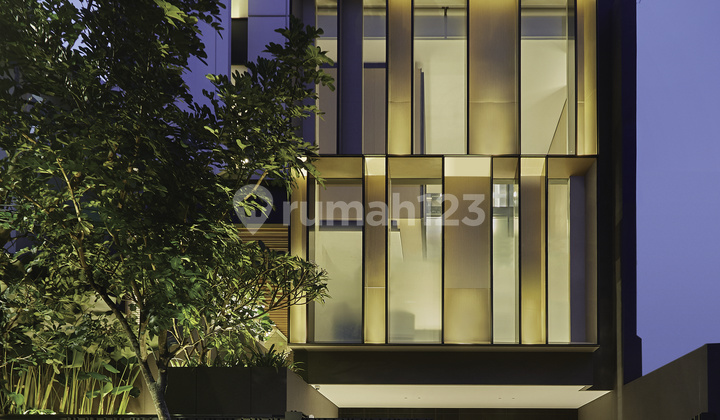 Dijual rumah baru ultra mewah bergaya Modern Tropical dengan sentuhan desain arsitektur dan interior eksklusif karya Alex Bayusaputro (Genius Loci). 