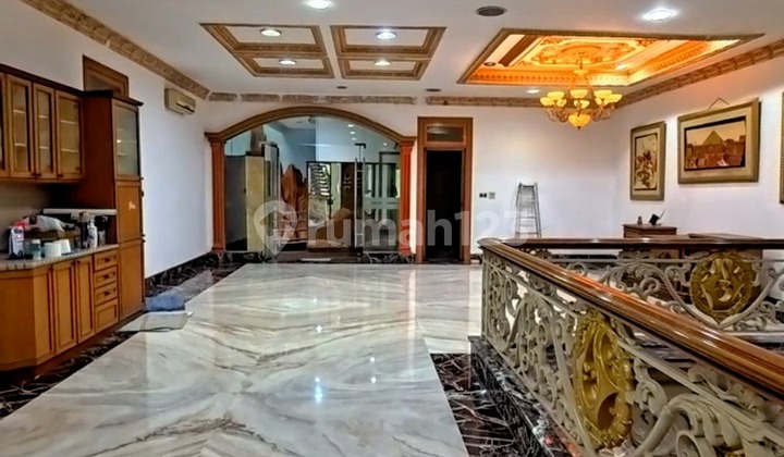 *ANDIKA* RUMAH MEWAH BERGAYA KLASIK SIAP HUNI UK 15X33M DI PURI INDAH