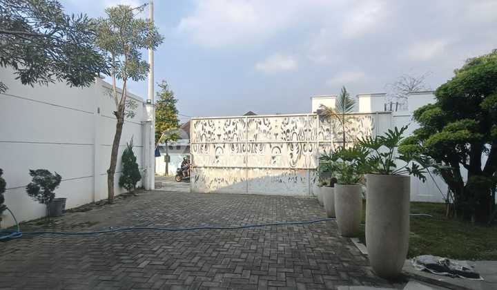 Rumah Mewah Furnish Luas Ada Kolam Renang Strategis Dekat Manahan 2