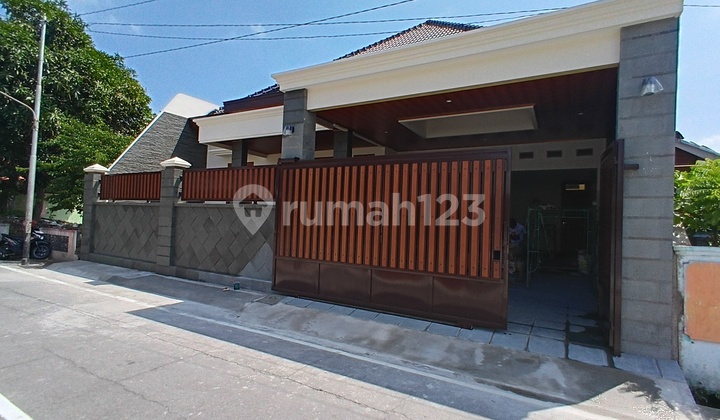 Rumah Mewah Baru 1 Lantai Design Klasik Luas Tanah ± 280 M² Lokasi Strategis Hanya 3 Menit Ke Stadion Manahan Solo Surakarta Rumah Mewah Baru 1 Lantai Design Klasik Luas Tanah ± 280 M² Lokasi Strategis Hanya 3 Menit Ke Stadion Manahan Solo Surakarta