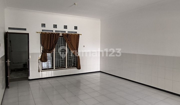 Nice House on the Main Road Suitable for Offices and Business Places 2