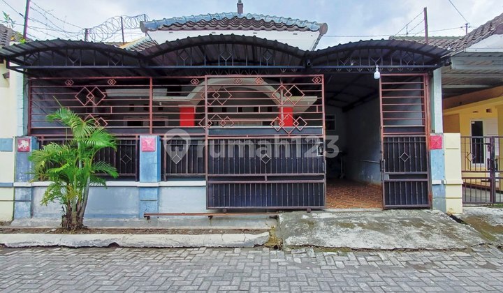 Nice House in the Center of Solo City Near Jih Hospital and Manahan Stadium Solo