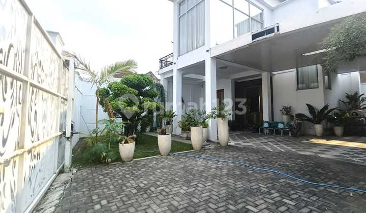 Rumah Mewah Furnish Luas Ada Kolam Renang Strategis Dekat Manahan