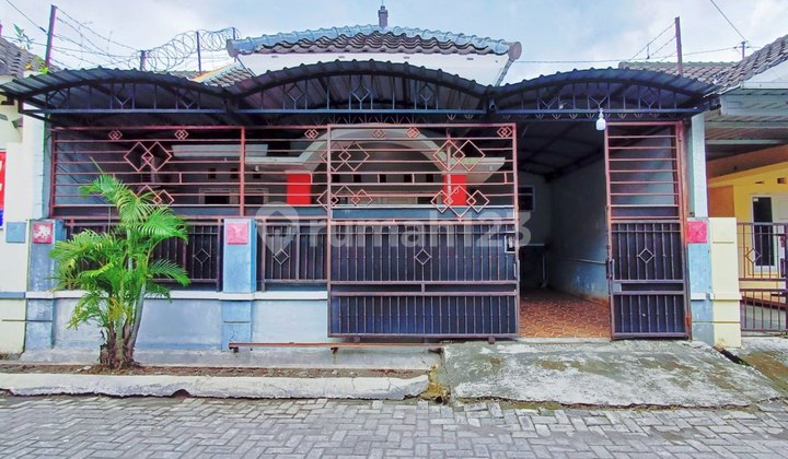 Nice House in the Center of Solo City Near Jih Hospital and Manahan Stadium Solo