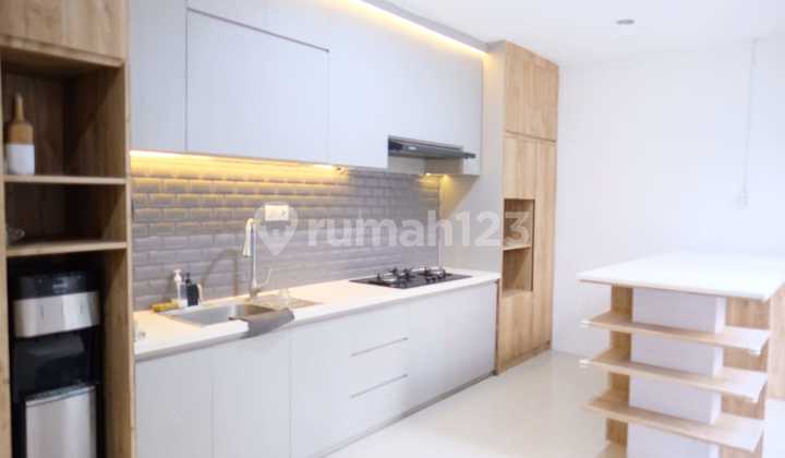 Dijual Rumah Mewah, Depan Taman – Siap Huni Di Kota Wisata  1