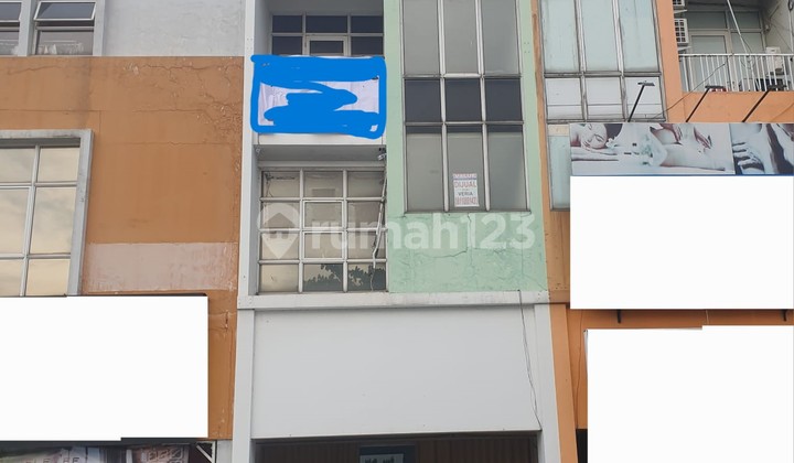 Cheap sale of shop houses facing the boulevard road in Gading Serpong.