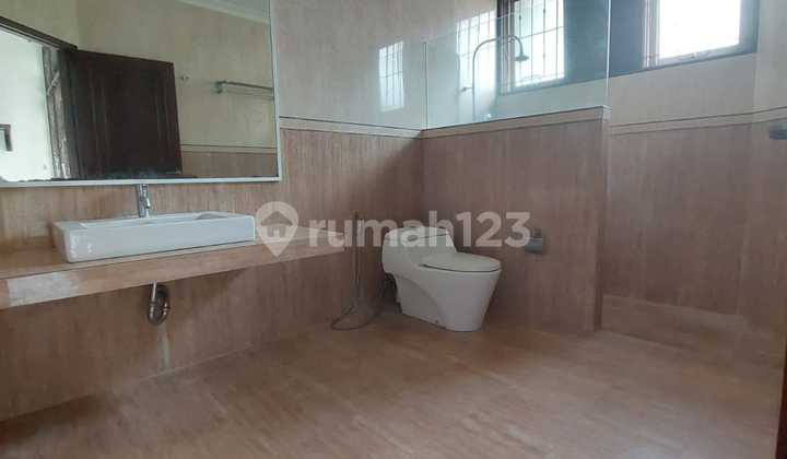 Bebas Banjir, Rumah/Kantor, 2 Lantai, Dekat Pusat Perbelanjaan, Siap Huni 2