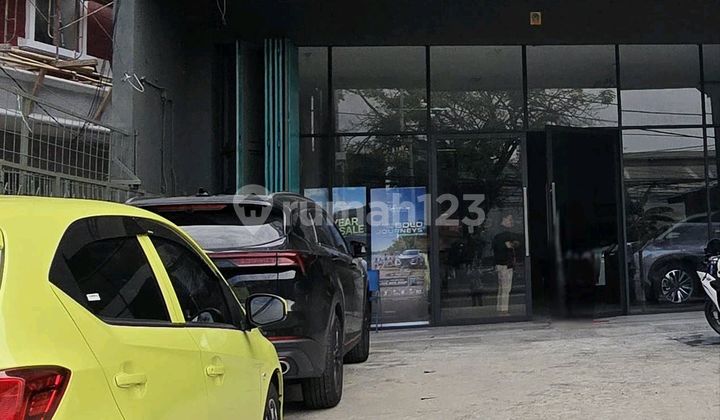 For rent, three-story attached shophouse in the center of Bekasi city. 2