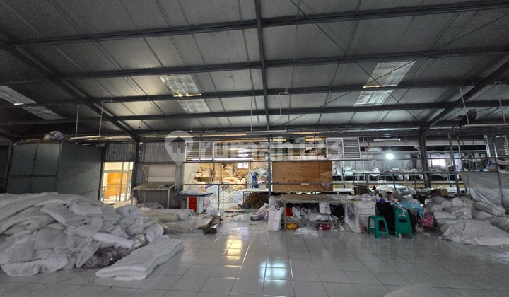 Warehouse with Sturdy Building. Wide Road in Front. There is a Cargo Lift to the 2nd Floor.