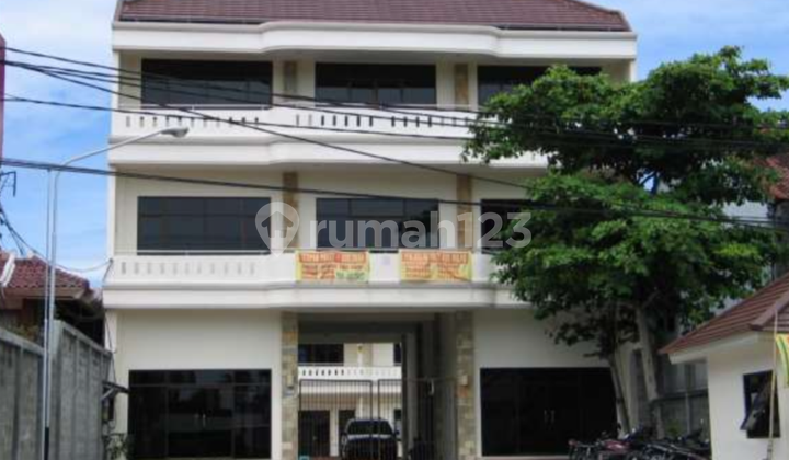 Building for Rent with Spacious Parking. Ideal for Car Showrooms.