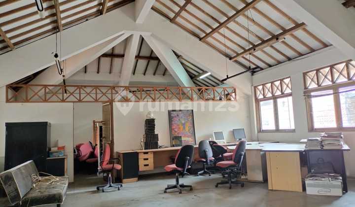 A Large and Spacious House in a Very Strategic Location in Mampang, South Jakarta 2