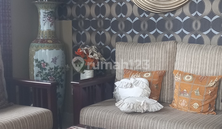 Dijual Rumah 2 Lantai Dengan Kolam Renang 2