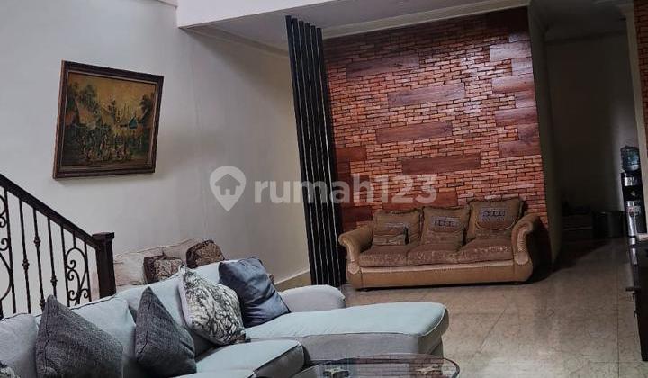 Beautiful 2-Story Hook House in Tourist City 2