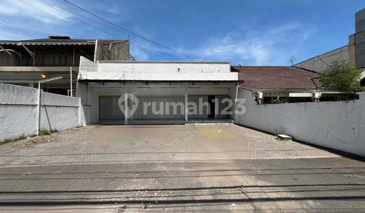 DISEWAKAN TEMPAT USAHA KOMERSIAL  DEKAT CAFE, HOTEL & BANK DI RAYA JEMURSARI