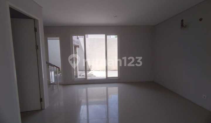 For Sale Ready-to-Occupy Arcazia Type House on Main Road Northwest Park, Citraland 2