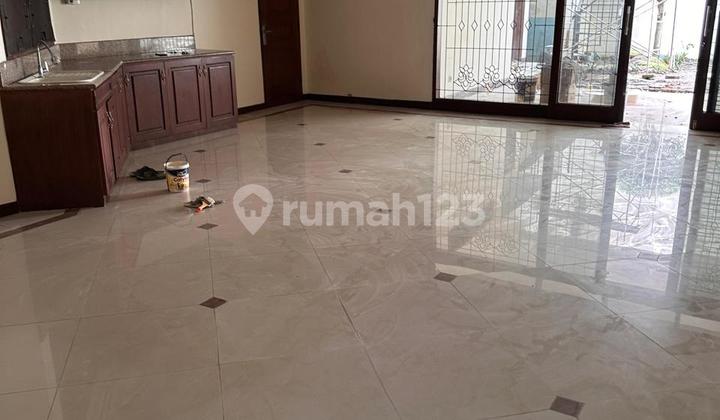 DISEWAKAN RUMAH DI MANYAR KERTOARJO