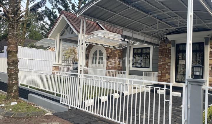 Rumah Vila Kota Bunga Ada Kolam Renang Dan Teras Luas