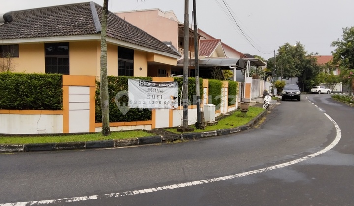 Hook House Near Access to 2 Toll Gate Entrances at East Jakarta Border