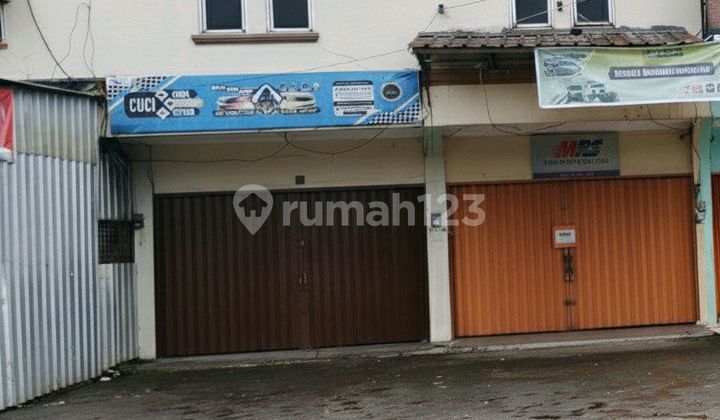 2.5-Story Shop House in North Bogor 2.5-Story Shop House in North Bogor