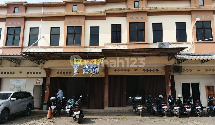 Attached Shophouse Suitable for Office Warehouse Spacious Parking 1