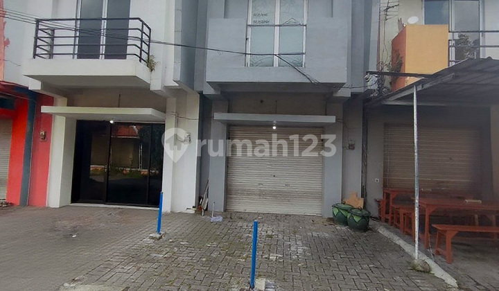 A shop house for office or for trading. 1