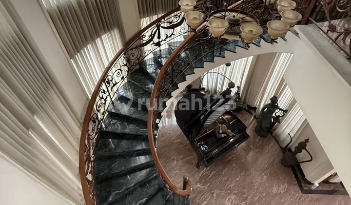 Dijual Rumah Mewah di Graha Family 2