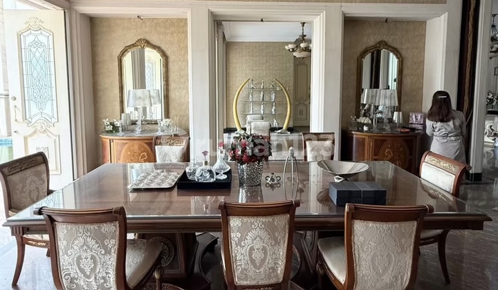 Dijual Rumah Mewah di Graha Family Dijual Rumah Mewah di Graha Family