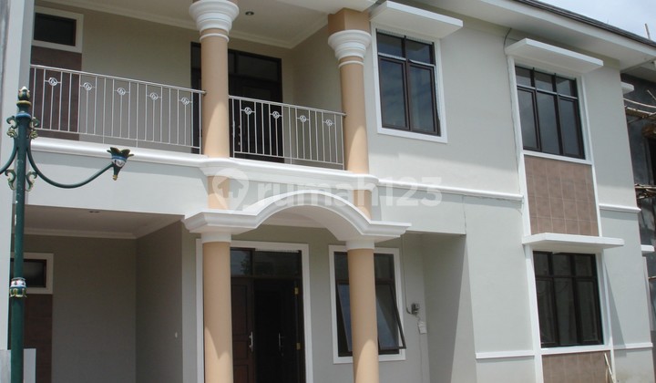 Rumah 2 Lantai Dalam Perum Shangrila Lokasi Dekat Jogja City Mall