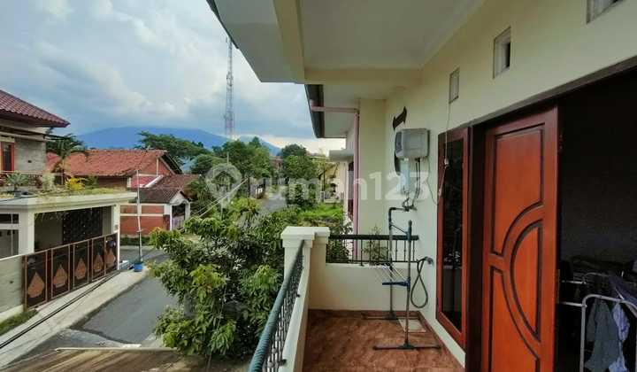 Rumah 2 Lantai Siap Huni Bangunan Bagus Dan Terawat View Gunung 1