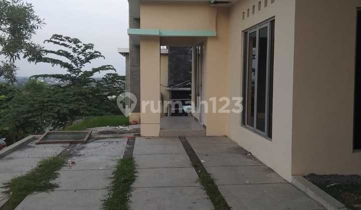 Nice and Well-Maintained House in Tembalang with 24-Hour Security 1