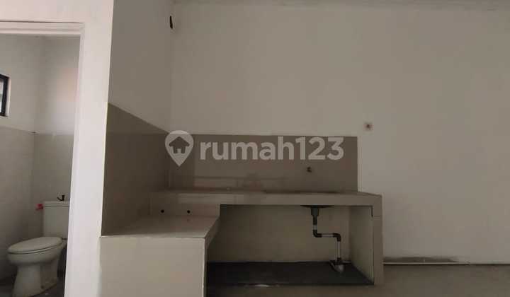 3-Storey Shop House Strategic Location Suitable for Business 2