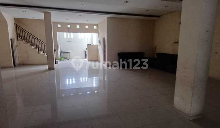 Affordable For Rent: Rare 3-Unit Linked Shophouse in Tomang Area