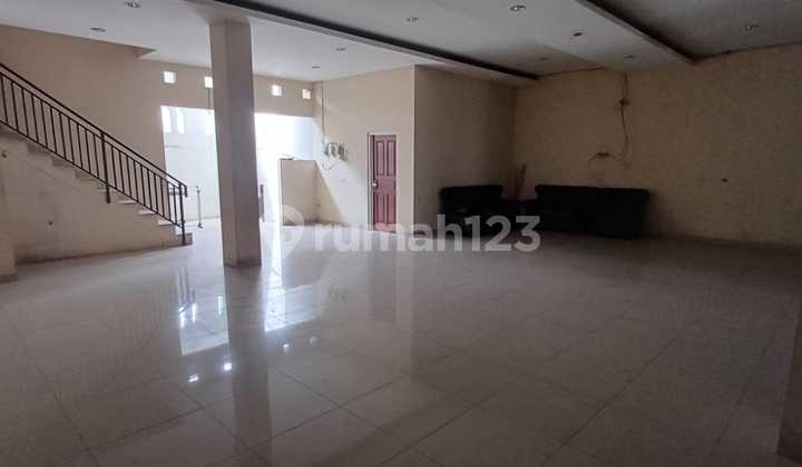 Affordable For Rent: Rare 3-Unit Linked Shophouse in Tomang Area 2