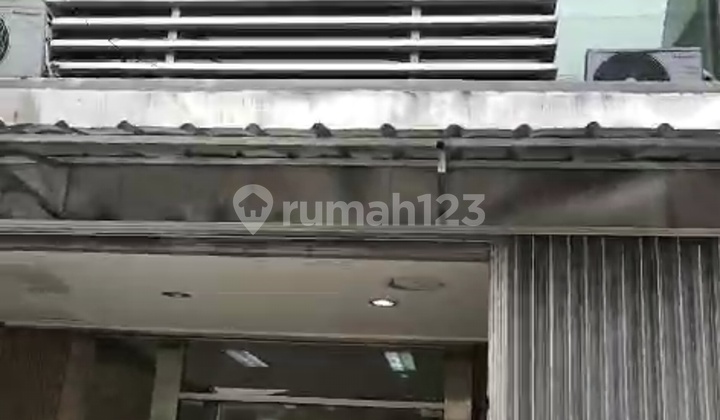 Disewakan Ruko 3 Lantai Dekat Jalan Raya Area Strategis Rapi, Bersih, Siap Huni Disewakan Ruko 3 Lantai Dekat Jalan Raya Area Strategis Rapi, Bersih, Siap Huni