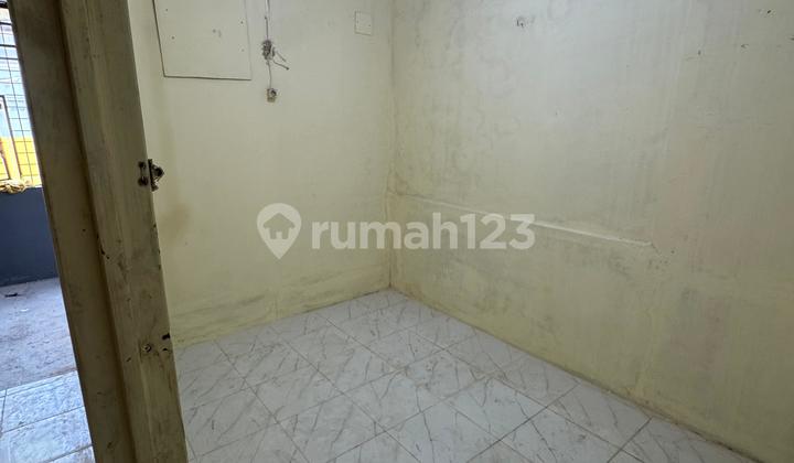 Cheap rental: Shop/ Kiosk. 3 Floors, Strategic location in the Pademangan Area, Rarely Available