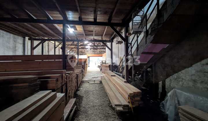 Wooden Warehouse for Sale in Klender, Good Location, East-Facing Wooden Warehouse for Sale in Klender, Good Location, East-Facing