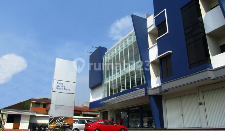 For Quick Sale: Showroom Building Including Workshop with Complete Equipment, Prime Location.