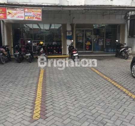Strategic Shop House For Sale With Potential Tenants, near hotel, campus, airport, densely populated residential area, suitable for investment.