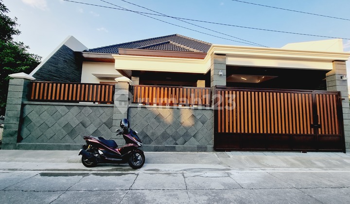 Rumah Mewah 280m2 Garasi 4 Banjarsari Solo Kota  2
