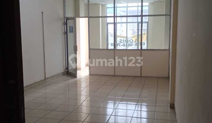 Ruko Nyaman Komplek Parkir Luas