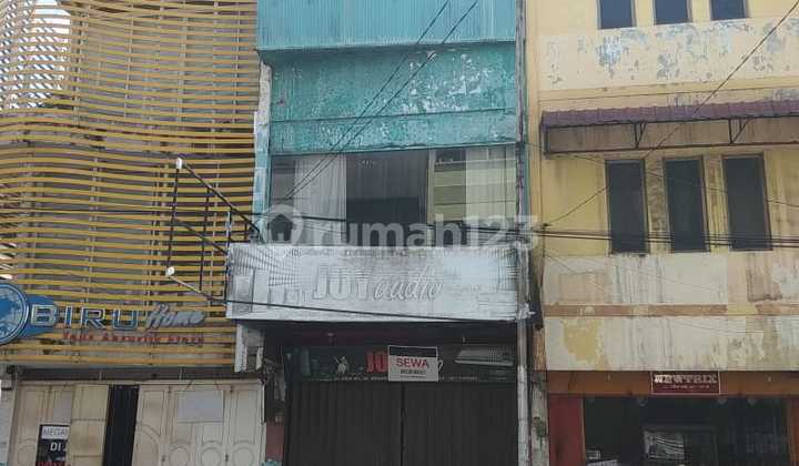 2½-Story Shop House by Main Road Jl. Asia 2