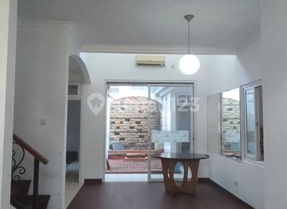 Luxurious 2-Story House 3 Bedrooms Newly Renovated In Legenda Wisata 2