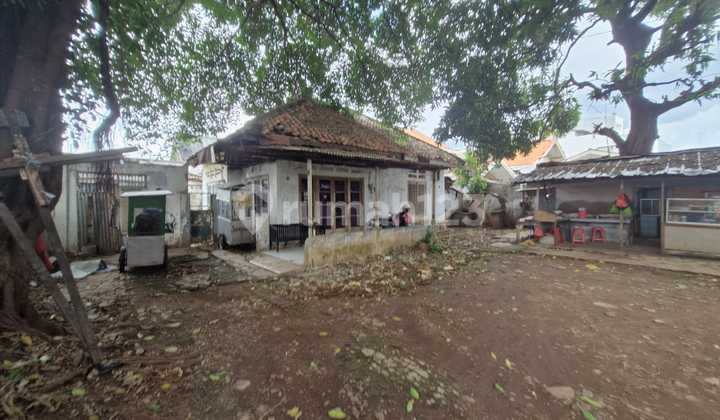 Dijual rumah tua hitung tanah lokasi pinggir jalan raya di Utan Kayu Jakarta Timur 2